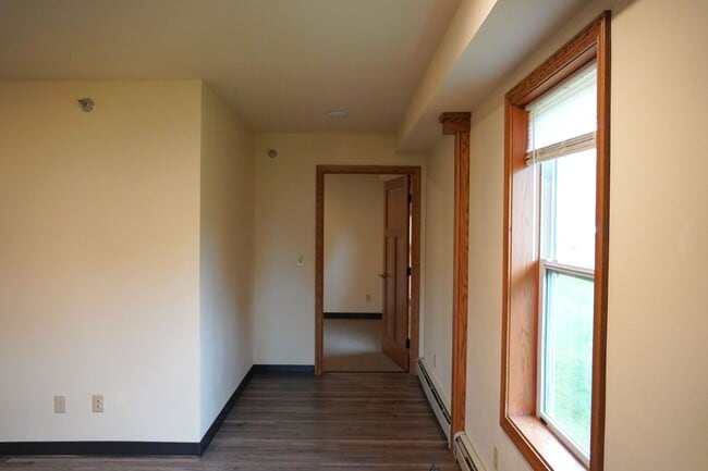 Building Photo - 1 Bedroom 1 Bath Apartment Available- All Utilities Included