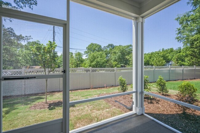 Building Photo - End Unit  Townhome | Open floor plan | 2 C...