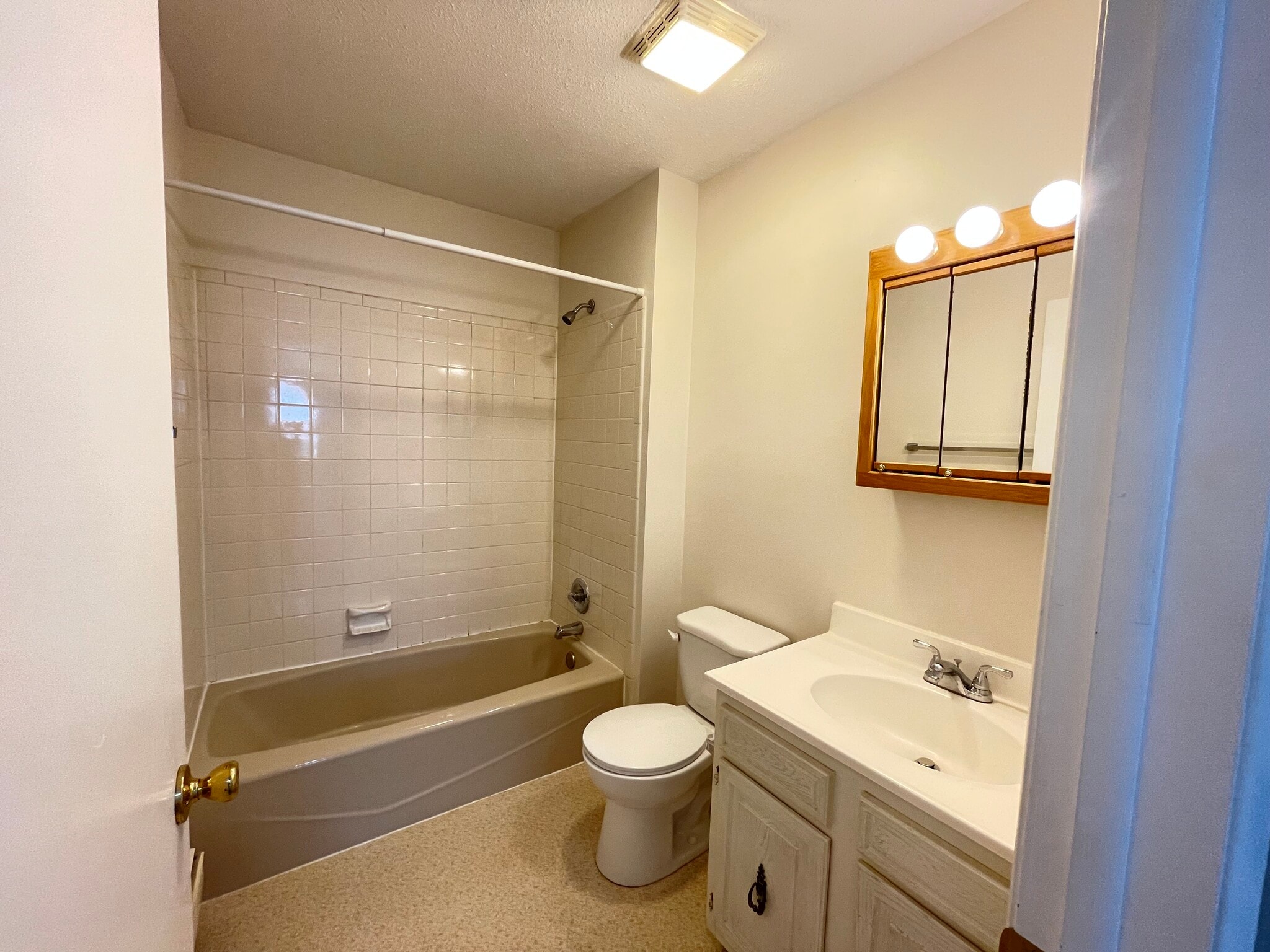 Full Bath - 739 E Grandview Blvd