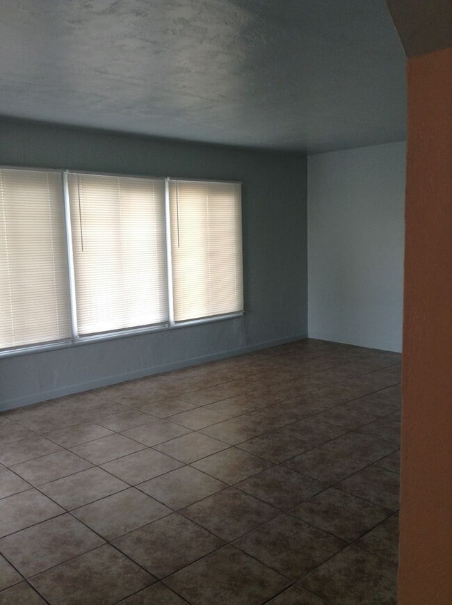 Building Photo - Cute Duplex front unit available