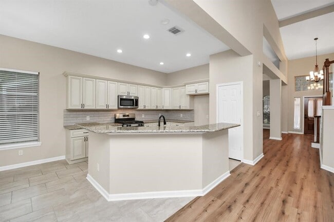 Building Photo - 2519 Palace Dr