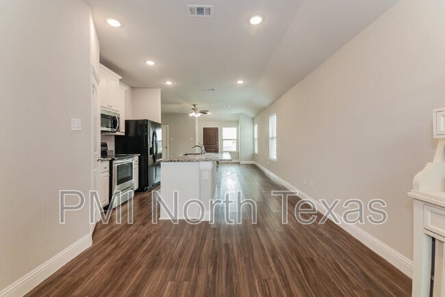Building Photo - 6415 Graceland Dr
