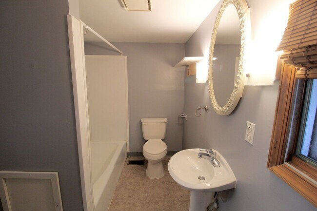 Building Photo - 501 Collicello St