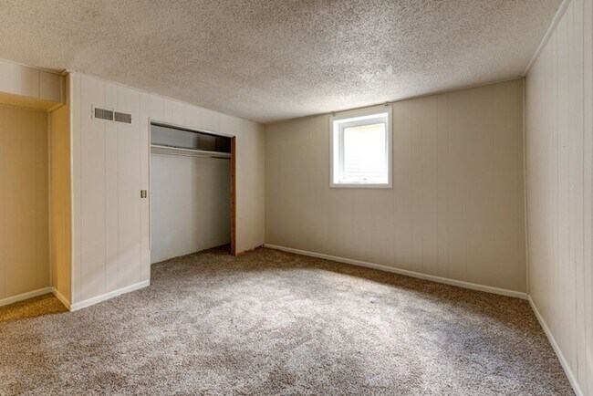 Building Photo - "Rare Find" Updated Large 5 Bedroom home W/Finished Basement!
