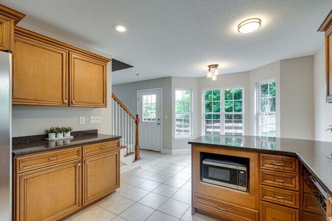 Building Photo - 3BR 2BA