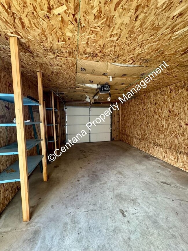 Building Photo - 5 bedroom 3 bath house with fenced yard
