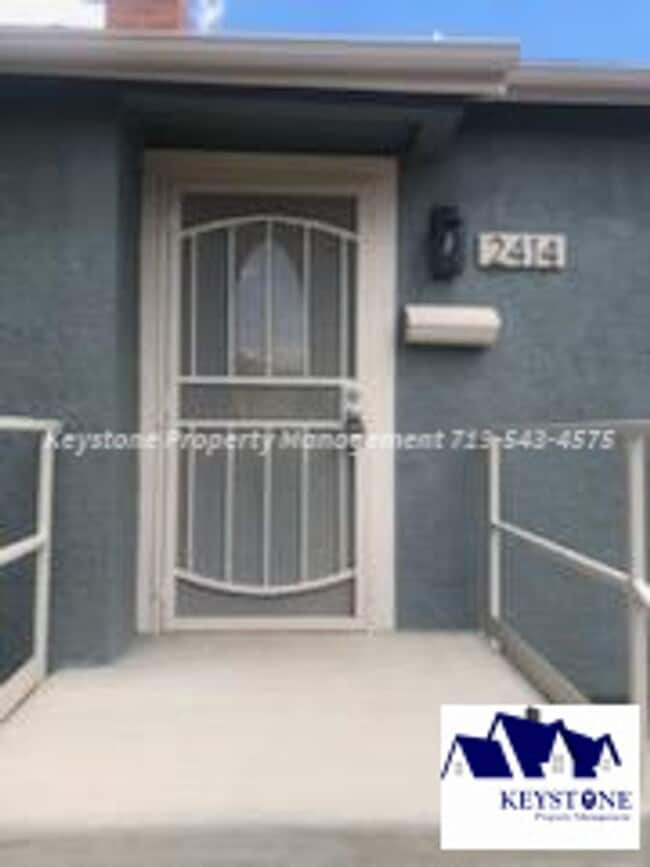 Building Photo - Pet Friendly North Side Home 2 Bedroom/1 Bathroom/1 Car Garage $1350/$1350