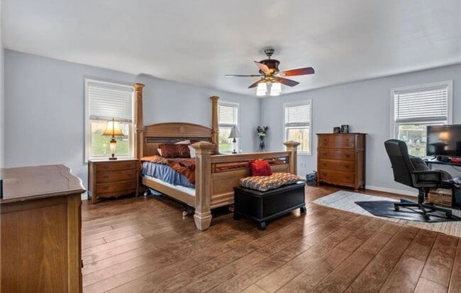 Building Photo - Stylish Victorian Home!