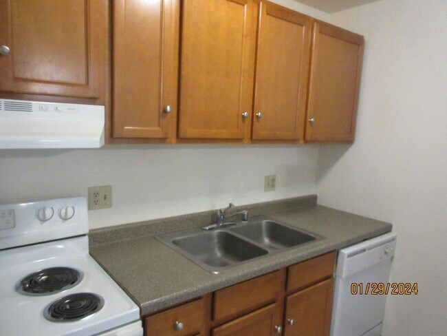 Building Photo - Available March 2026 Beautiful Upper 2 bedroom with Balcony