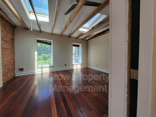 Building Photo - 1019 S 10th St