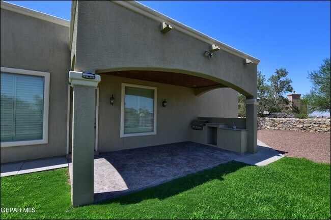 Building Photo - 7379 Black Mesa Dr