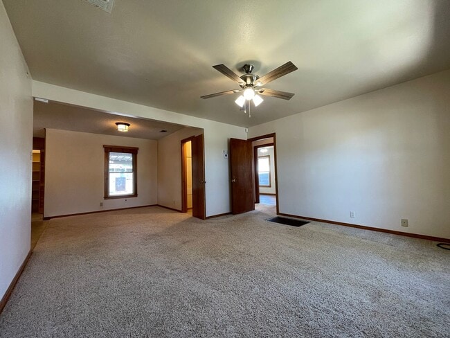 Building Photo - Cozy 3-Bed, 2-Bath Retreat in Serene Neigh...
