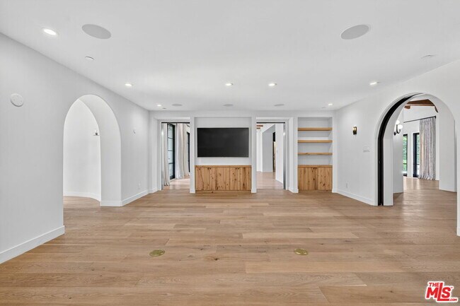 Building Photo - 729 N Bedford Dr
