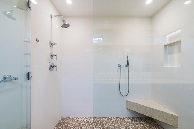Building Photo - 420 28th St