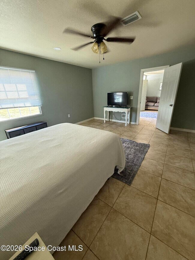 Building Photo - 483 Church St