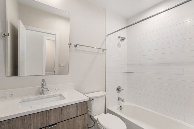 Building Photo - Spacious 3 bedroom home in the heart of Ed...