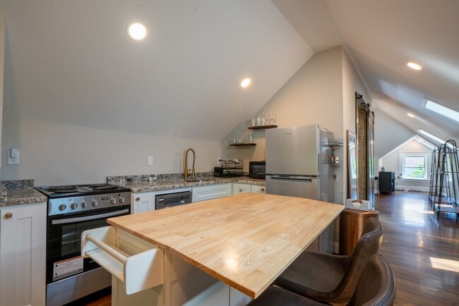 Building Photo - Completely renovated studio with all utils included AVAILABLE 6/1/2026