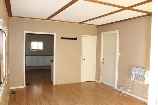 Building Photo - 112 E Cherry St