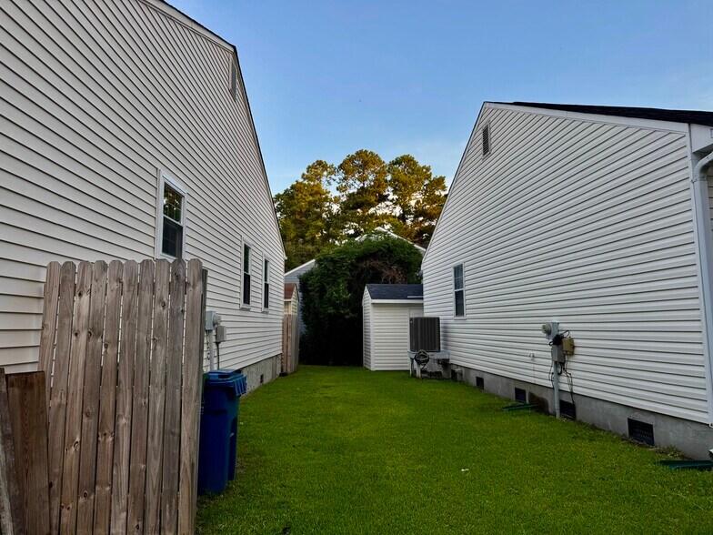 Building Photo - 624 Varsity Dr