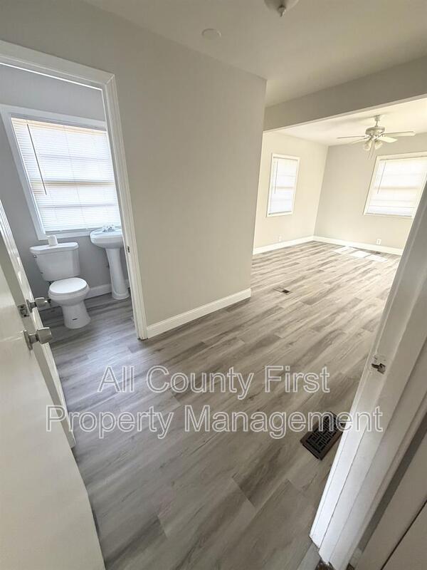 Building Photo - 3236 Renault Rd SE