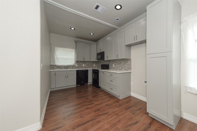 Building Photo - 9305 Kentshire Dr