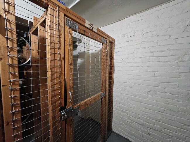 Building Photo - $500 Move-In Credit! Bright Studio Apartment with Hardwood Floors & Natural Light!