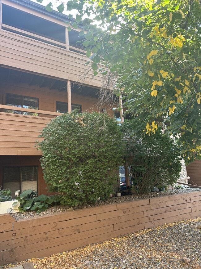 Building Photo - Available now! Great Condo in Great Location!