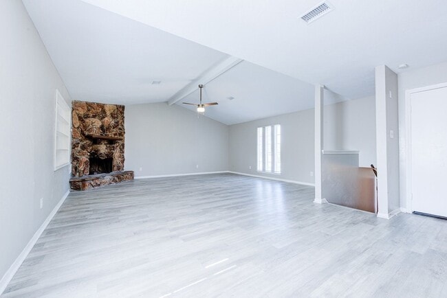 Building Photo - 15902 Timber Valley Dr