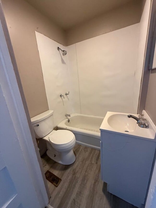 Building Photo - House for Rent 3 BR / 1 BA