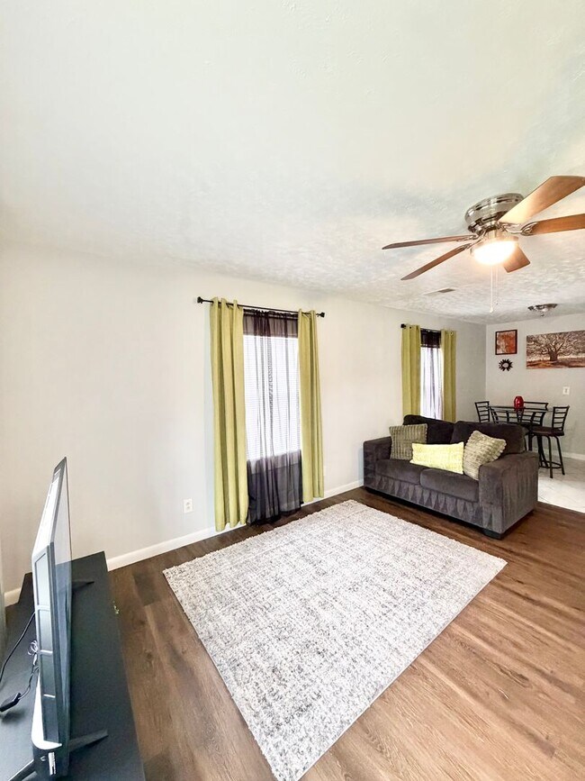 Building Photo - Home near downtown Savannah, Ga!! large fenced in backyard!!