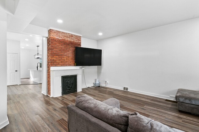 Building Photo - Furnished 4 bed, 2 bath home in Mt. Washington available now!
