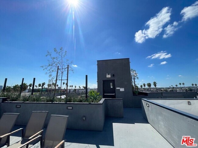 Building Photo - 846 S Mariposa Ave