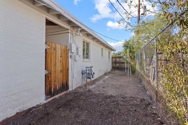 Building Photo - 1415 E Adelaide Dr