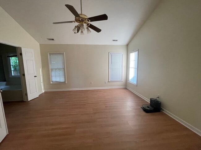 Building Photo - 412 Silvergrove Dr