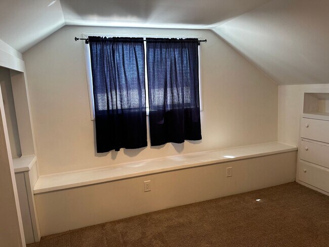 Building Photo - Updated 4 bedroom 2 bath house in Eugene!