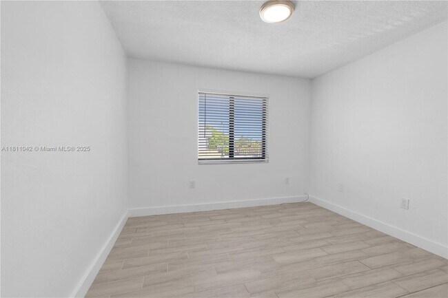 Building Photo - 810 Salzedo St