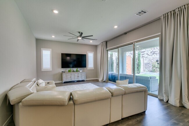 Building Photo - Luxury Rental with Mountain Views in Gated Henderson Community