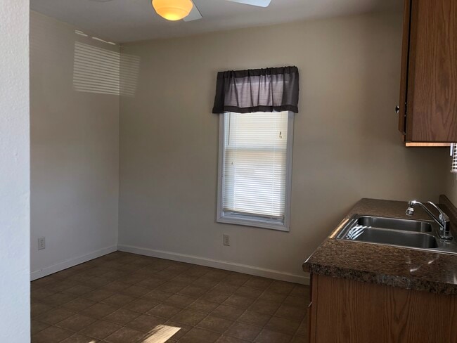 Kitchen - 112 S Stewart St