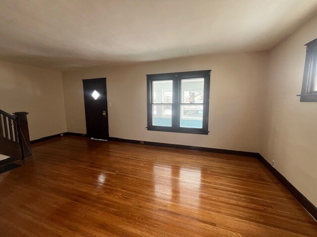 Living room / door to sunroom - 40 Virginia St