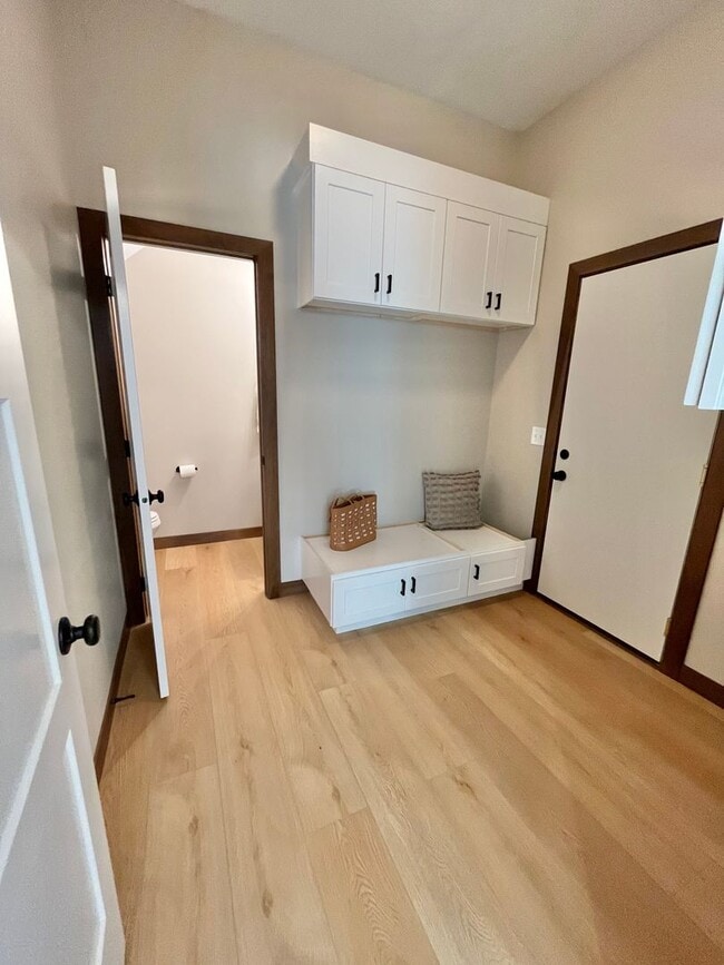 Building Photo - Stunning 5 Bed/2.5 Bath Townhome!