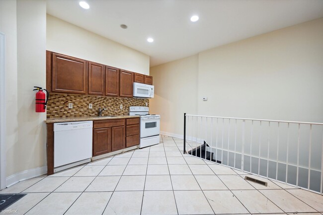 Primary Photo - 3 br, 2 bath Triplex - 1619 DIAMOND ST Uni...