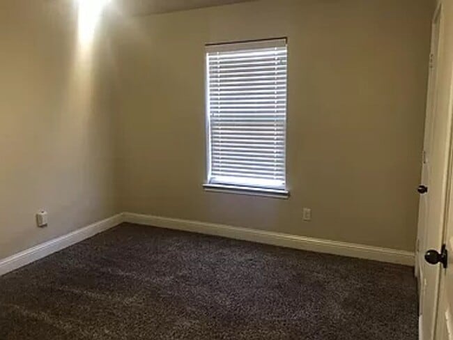 Building Photo - 3 Bedroom 2 bath home!