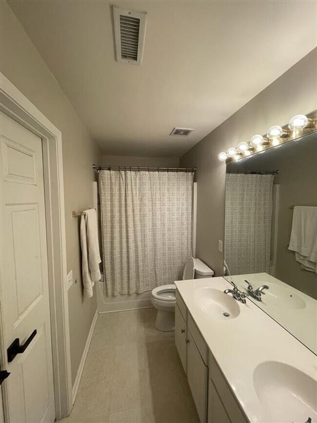 Building Photo - Charming 2-3 BR Townhome in South Park Cha...