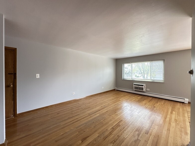 Building Photo - 1639 Oakwood Ave