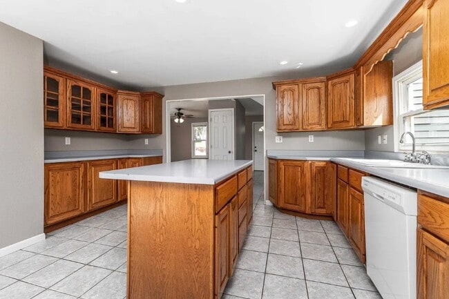 Building Photo - 844 Clarke Dr