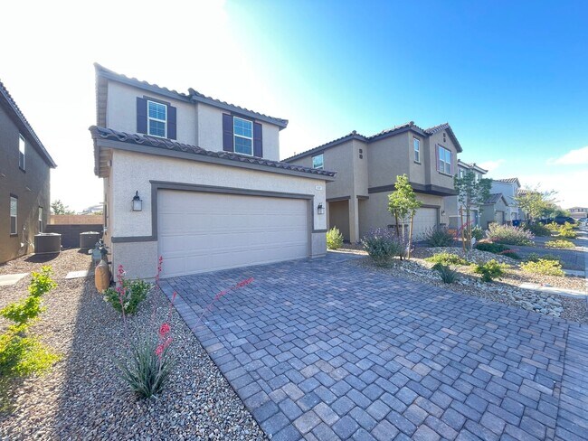 Building Photo - (Fully Furnished) 4 Bedroom + Loft,  3 Ful...