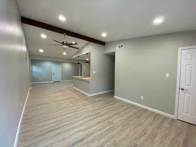 Building Photo - 1001 Paula Dr