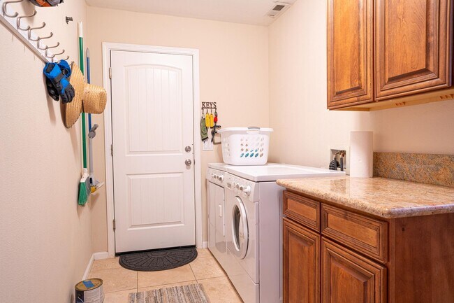 Building Photo - 175 Poker Flat Rd