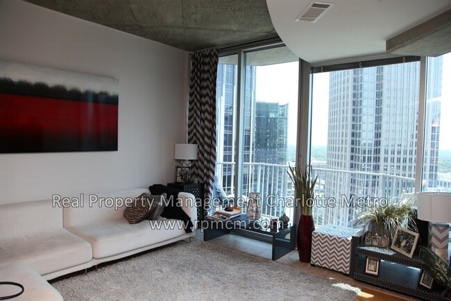 Building Photo - Fabulous Uptown View from 33rd Story Suite