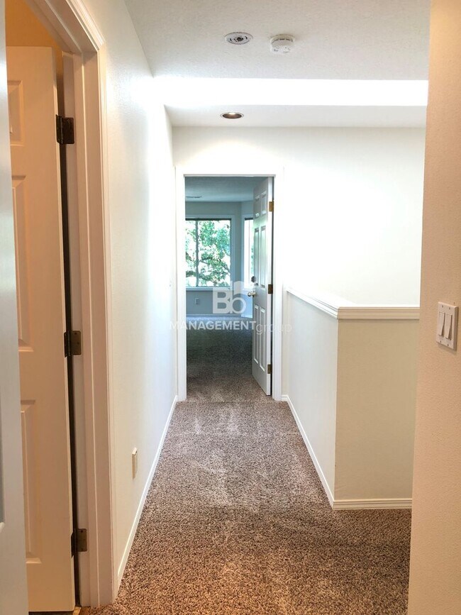 Building Photo - Gorgeous John's Landing Townhome- Luxurious Interior Renovation!